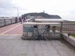 江ノ島を背景にした自転車画像