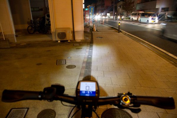 ライト照射範囲が最適化されているため夜道でも路面を確認できます！