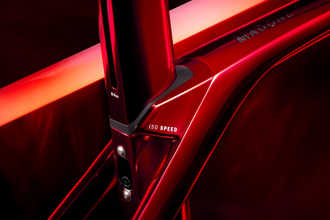 s-Madone_Ruby_Chroma_ISO_Speed