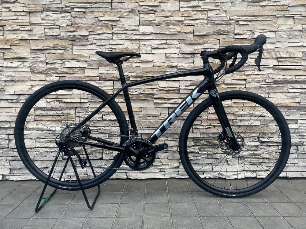 トレックのDomane AL 4に、シマノ105をカスタマイズしたオリジナルモデルです。