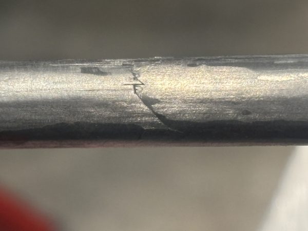 塗装剥離後の亀裂状態