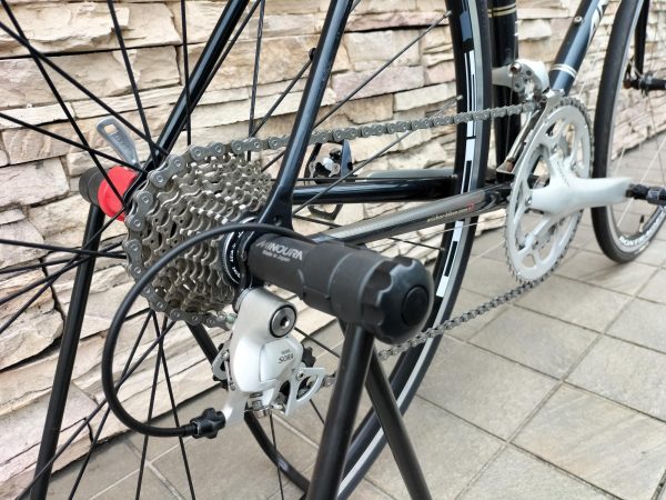 Shimano SORA（2×9段＝18段変速）を搭載。スムーズで確実な変速操作が可能で、アップダウンのあるルートでも快適に対応できます。